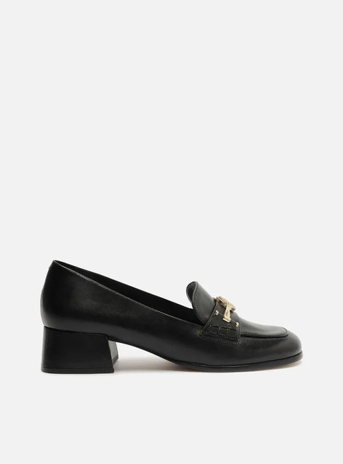Loafer שחור עם אבזם מדליון מוזהב