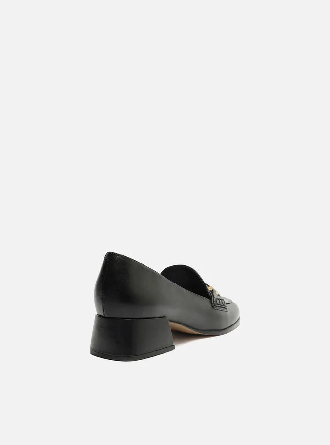 Loafer שחור עם עקב בלוק על הרגל